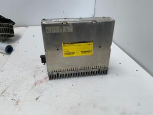 Gebruikte Radio versterker Mercedes E (W211) 3.2 E-320 CDI 24V Prijs € 170,00 Margeregeling aangeboden door Autodemontage van der Iest