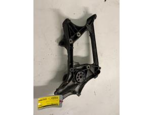 Gebruikte Dynamosteun onder Mercedes E Estate (S212) E-200 CDI 16V BlueEfficiency,BlueTEC Prijs € 29,99 Margeregeling aangeboden door Autodemontage van der Iest