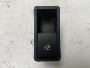 Gebruikte Schakelaar Elektrisch Raam Opel Astra H (L48) 1.6 16V Prijs € 8,50 Margeregeling aangeboden door Autodemontage van der Iest
