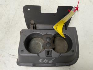 Gebruikte Bekerhouder Ford Transit 2.0 TDCi 16V Tourneo Prijs € 30,00 Margeregeling aangeboden door Autodemontage van der Iest