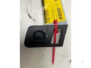 Gebruikte Schakelaar Spiegel Volkswagen Caddy III (2KA,2KH,2CA,2CH) 2.0 SDI Prijs € 9,50 Margeregeling aangeboden door Autodemontage van der Iest