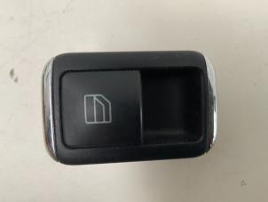 Gebruikte Elektrisch Raam Schakelaar Mercedes C (W204) 2.2 C-220 CDI 16V Prijs € 7,50 Margeregeling aangeboden door Autodemontage van der Iest