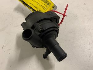 Gebruikte Waterpomp Mercedes C (W204) 3.0 C-320 CDI V6 24V Prijs € 18,50 Margeregeling aangeboden door Autodemontage van der Iest