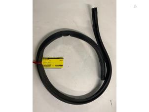 Gebruikte Motorkaprubber Volkswagen Polo V (6R) 1.2 12V Prijs € 16,50 Margeregeling aangeboden door Autodemontage van der Iest