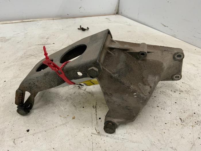 Gebruikte Motorsteun Mercedes S (W126) 500 SE,SEL Prijs € 40,00 Margeregeling aangeboden door Autodemontage van der Iest