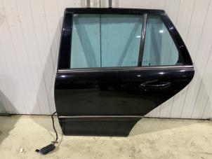 Gebruikte Deur 4Deurs links-achter Mercedes C Combi (S203) 2.2 C-220 CDI 16V Prijs € 90,00 Margeregeling aangeboden door Autodemontage van der Iest