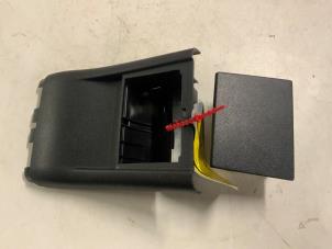 Gebruikte Armleuning Mercedes C Combi (S203) 2.2 C-220 CDI 16V Prijs € 25,00 Margeregeling aangeboden door Autodemontage van der Iest