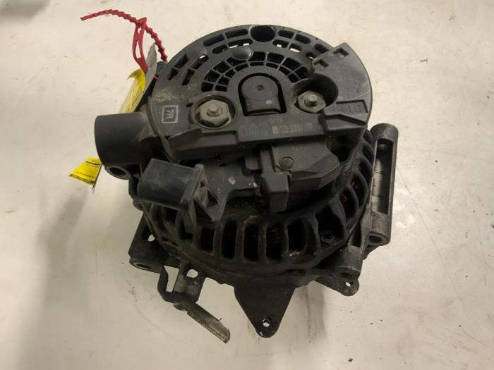 Gebruikte Dynamo Mercedes C Combi (S203) 2.2 C-220 CDI 16V Prijs € 47,50 Margeregeling aangeboden door Autodemontage van der Iest