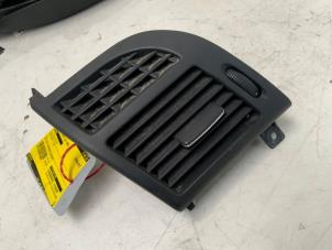 Gebruikte Luchtrooster Dashboard Mercedes E (W211) 2.7 E-270 CDI 20V Prijs € 20,00 Margeregeling aangeboden door Autodemontage van der Iest