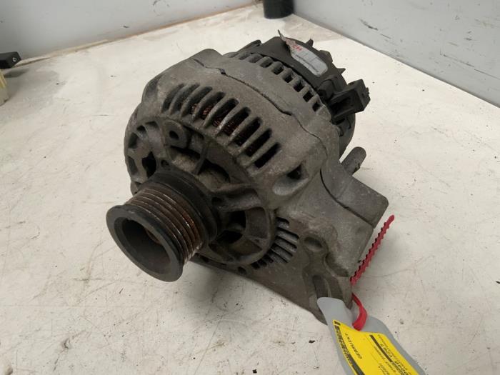 Gebruikte Alternator Volkswagen Polo IV (9N1/2/3) 1.4 16V Prijs € 20,00 Margeregeling aangeboden door Autodemontage van der Iest