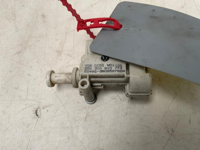 Tankklep Vergrendelingsmotor van een Mercedes-Benz E (W211) 3.0 E-320 CDI 24V 2006