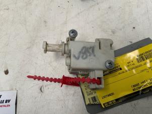 Gebruikte Tankklep Vergrendelingsmotor Mercedes E (W211) 3.0 E-320 CDI 24V Prijs € 4,50 Margeregeling aangeboden door Autodemontage van der Iest