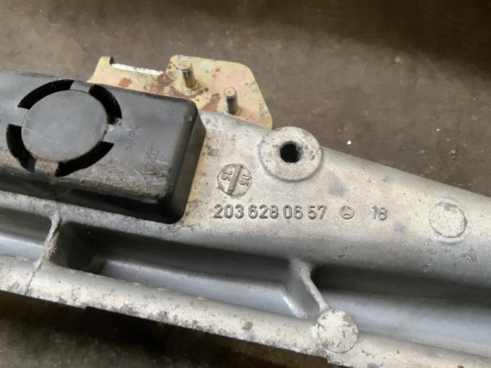 Subframe van een Mercedes-Benz C Combi (S203) 2.2 C-220 CDI 16V 2005