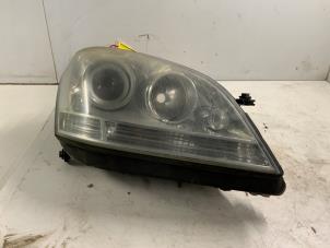 Gebruikte Rechter Koplamp Mercedes ML II (164/4JG) 3.0 ML-320 CDI 4-Matic V6 24V Prijs € 155,00 Margeregeling aangeboden door Autodemontage van der Iest