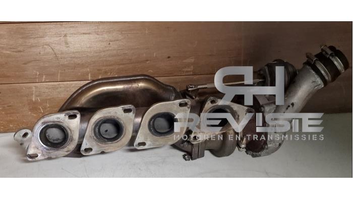 Turbo van een Mercedes-Benz E (W212) E-63 AMG V8 32V Performance Pack.4-Matic 2013