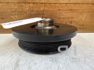 Gebruikte Krukas Poelie BMW 7 serie (F01/02/03/04) 740d 24V Prijs € 75,00 Margeregeling aangeboden door RH Motoren Transmissie Revisie BV