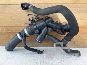 Gebruikte Thermostaathuis Jaguar F-type 5.0 V8 S 32V Prijs € 85,00 Margeregeling aangeboden door RH Motoren Transmissie Revisie BV