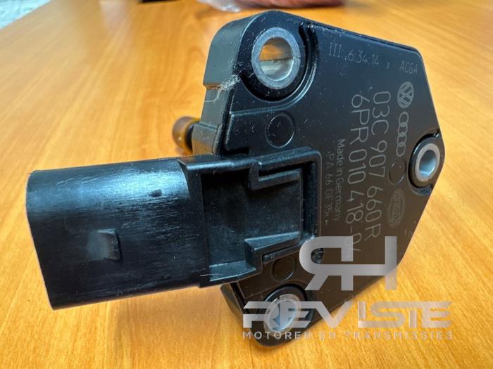 Olie niveau sensor van een Porsche Cayenne II (92A) 3.0 S E-Hybrid 24V 2014