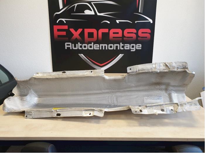 Gebruikte Hitteschild uitlaat Mercedes A (177.0) 1.5 A-180d Prijs € 50,00 Margeregeling aangeboden door Express Autodemontage