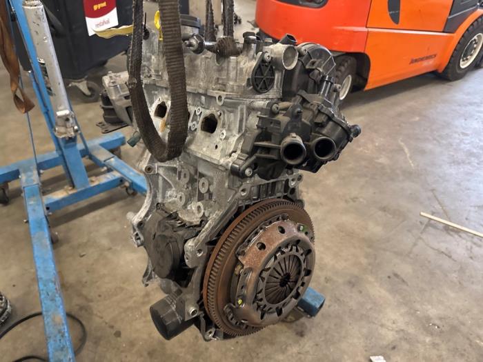 Motor van een Volkswagen Polo V (6R) 1.0 12V BlueMotion Technology 2016