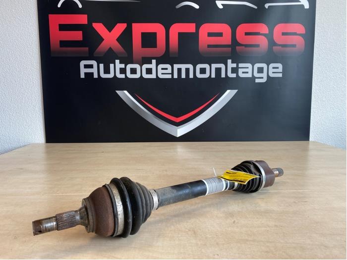 Gebruikte Aandrijfas links-voor Peugeot 208 I (CA/CC/CK/CL) 1.6 Blue HDi 100 Prijs € 14,00 Margeregeling aangeboden door Express Autodemontage