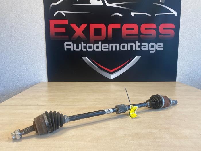 Gebruikte Aandrijfas rechts-voor Opel Corsa E 1.0 SIDI Turbo 12V Prijs € 49,00 Margeregeling aangeboden door Express Autodemontage