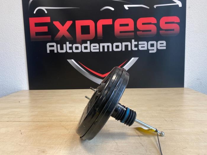 Gebruikte Rembekrachtiger Volkswagen Golf VII Variant (AUVV) 2.0 TDI 150 16V Prijs € 30,00 Margeregeling aangeboden door Express Autodemontage