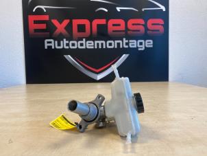 Gebruikte Hoofdremcilinder Mercedes C Estate (S205) C-350 e 2.0 16V Prijs € 35,00 Margeregeling aangeboden door Express Autodemontage