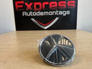 Gebruikte Embleem Mercedes A (177.0) 1.5 A-180d Prijs € 100,00 Margeregeling aangeboden door Express Autodemontage