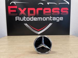 Gebruikte Embleem Mercedes A (177.0) 1.5 A-180d Prijs € 100,00 Margeregeling aangeboden door Express Autodemontage