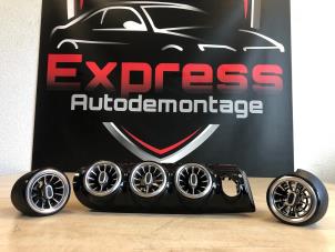 Gebruikte Luchtrooster Dashboard Mercedes A (177.0) 1.5 A-180d Prijs € 300,00 Margeregeling aangeboden door Express Autodemontage