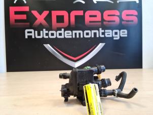 Gebruikte Thermostaathuis Peugeot 308 (L3/L8/LB/LH/LP) 1.2 12V e-THP PureTech 130 Prijs € 58,00 Margeregeling aangeboden door Express Autodemontage