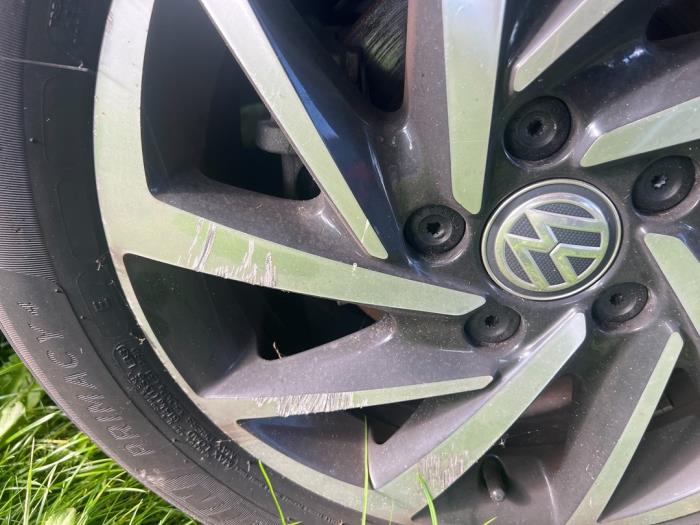 Velgen set + banden van een Volkswagen Golf VII Variant (AUVV) 2.0 TDI 150 16V 2019