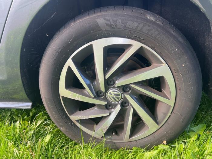 Velgen set + banden van een Volkswagen Golf VII Variant (AUVV) 2.0 TDI 150 16V 2019