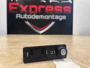 Gebruikte AUX/USB aansluiting Landrover Range Rover Evoque (LVJ/LVS) 2.2 TD4 16V Prijs € 30,00 Margeregeling aangeboden door Express Autodemontage