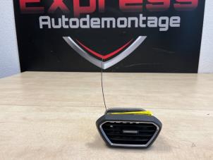 Gebruikte Luchtrooster Dashboard Seat Leon (KLB) 1.5 TSI 16V Prijs € 15,00 Margeregeling aangeboden door Express Autodemontage