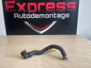 Gebruikte Radiateurslang Peugeot 5008 II (M4/MC/MJ/MR) 2.0 BlueHDi 180 16V Prijs € 20,00 Margeregeling aangeboden door Express Autodemontage