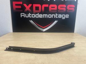 Gebruikte Schuifdeur Rail rechts Citroen Berlingo 1.6 BlueHDI 100 Prijs € 42,35 Inclusief btw aangeboden door Express Autodemontage