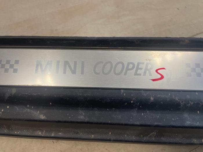 Zijskirt rechts van een MINI Clubman (R55) 1.6 16V Cooper S 2016