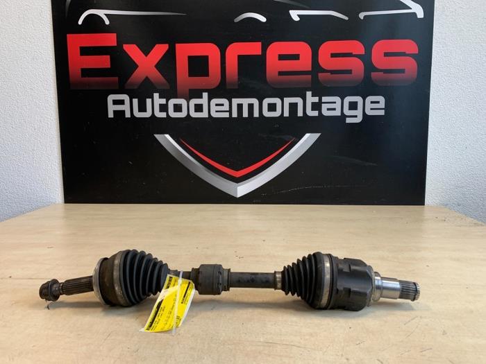 Aandrijfas links-voor van een Toyota Prius (ZVW3) 1.8 16V 2010