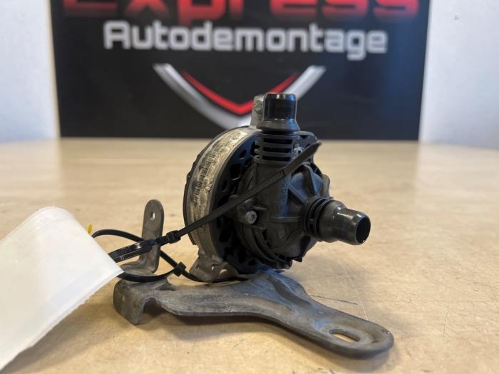 Waterpomp van een Mercedes-Benz C (W206) C-200 1.5 EQ Boost 4-Matic 2023