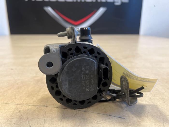 Waterpomp van een Mercedes-Benz C (W206) C-200 1.5 EQ Boost 4-Matic 2023