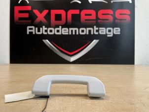 Gebruikte Handgreep Peugeot 208 II (UB/UH/UP) 1.2 Vti 12V PureTech 75 Prijs € 18,15 Inclusief btw aangeboden door Express Autodemontage