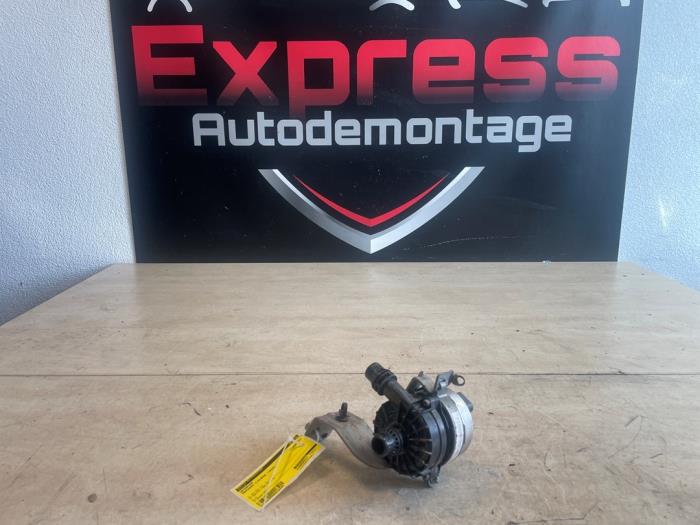 Gebruikte Waterpomp Mercedes C Estate (S206) C-200 1.5 EQ Boost Prijs € 200,00 Margeregeling aangeboden door Express Autodemontage