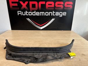 Gebruikte Motorkaprubber BMW 5 serie Touring (G31) 530e xDrive 2.0 Turbo 16V Prijs € 75,00 Margeregeling aangeboden door Express Autodemontage