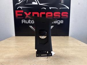 Gebruikte Stijl midden-links Peugeot 3008 II (M4/MC/MJ/MR) 1.2 12V PureTech Hybrid 48V Prijs € 35,00 Margeregeling aangeboden door Express Autodemontage