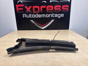 Gebruikte Paravent Peugeot 3008 II (M4/MC/MJ/MR) 1.2 12V PureTech Hybrid 48V Prijs € 39,00 Margeregeling aangeboden door Express Autodemontage