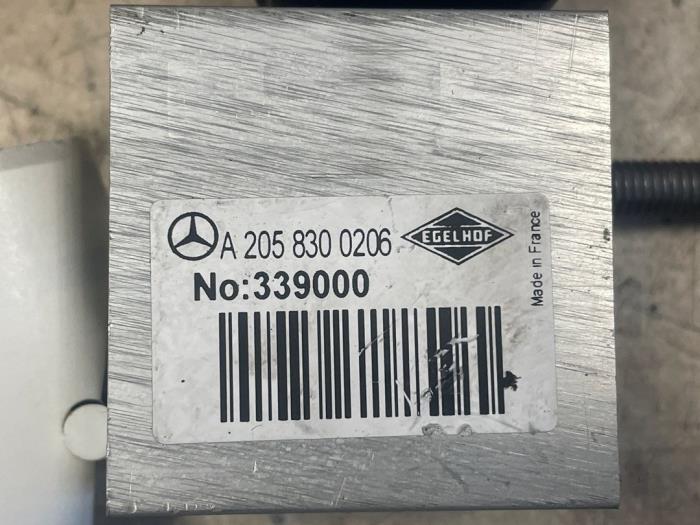 Expansieklep airco van een Mercedes-Benz CLA Shooting Brake (118.6) 1.3 CLA-250 e Turbo 16V 2023