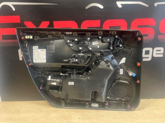 Portierbekleding 4Deurs rechts-voor van een Mercedes-Benz CLA Shooting Brake (118.6) 1.3 CLA-250 e Turbo 16V 2023