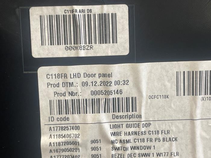 Portierbekleding 4Deurs rechts-voor van een Mercedes-Benz CLA Shooting Brake (118.6) 1.3 CLA-250 e Turbo 16V 2023